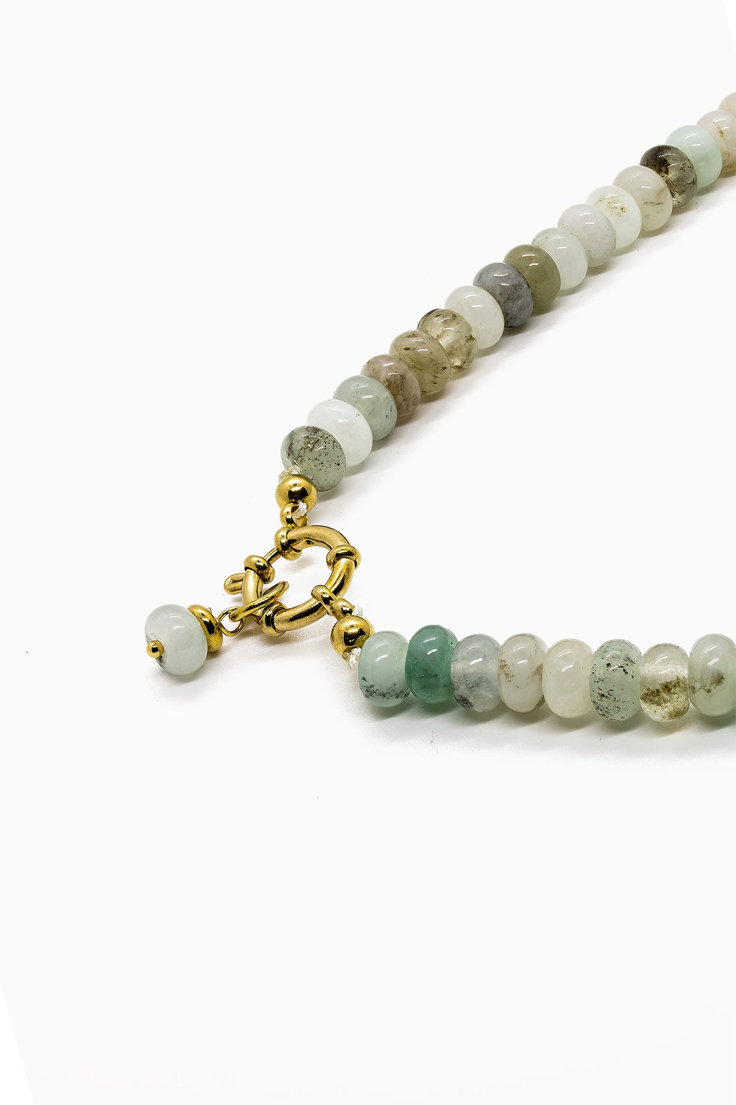 Náhrdelník s jemnými korálky a zlatou povrchovou úpravou