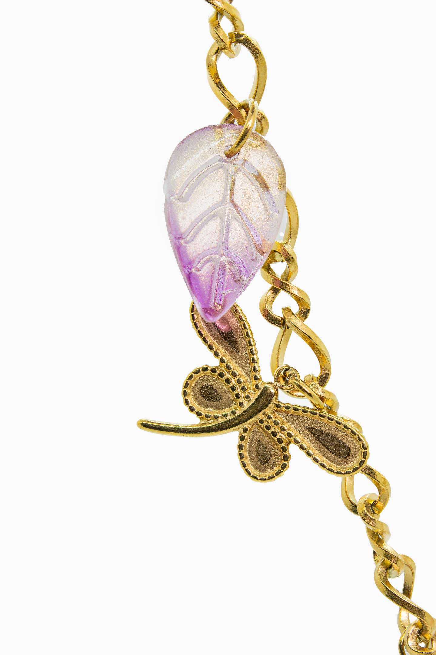 Náhrdelník s květinovým přívěskem z nerezové oceli s motýlími akcenty