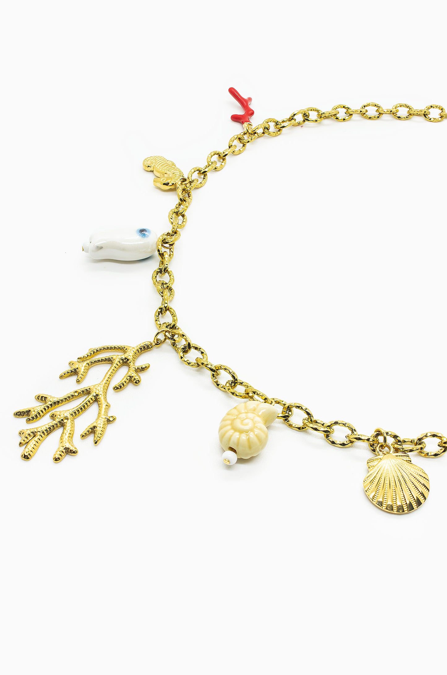 Náhrdelník s mořskými přívěsky a zlatým korálovým detailem