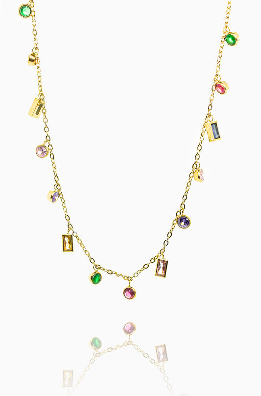Náhrdelník s barevnými přívěsky a zlatým řetízkem