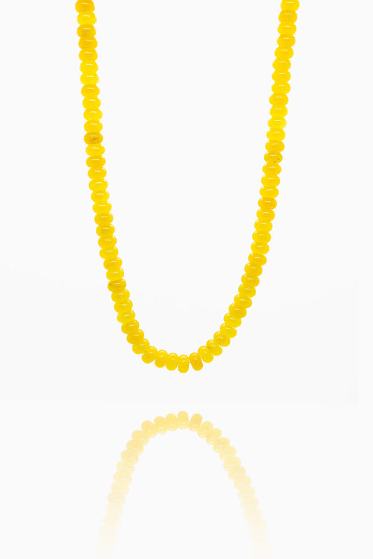 Náhrdelník se žlutými korálky a zlatou povrchovou úpravou