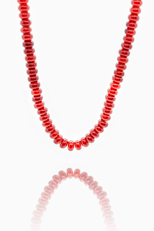 Náhrdelník s červenými korálky a zlatou povrchovou úpravou
