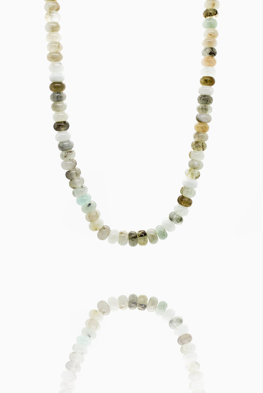 Náhrdelník s jemnými korálky a zlatou povrchovou úpravou