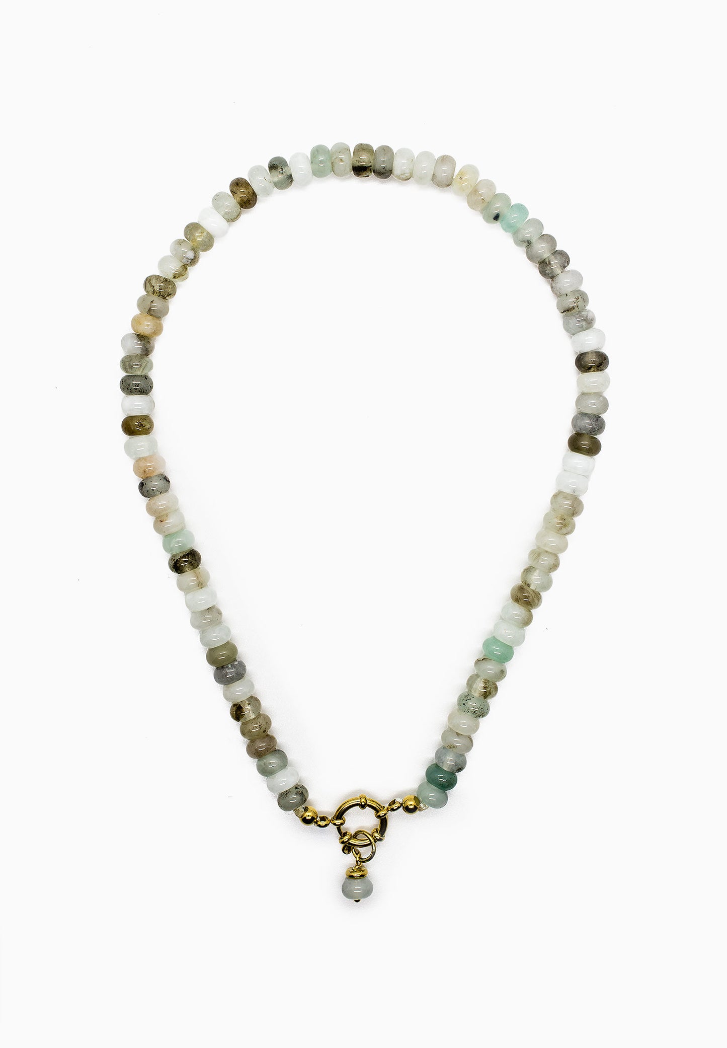 Náhrdelník s jemnými korálky a zlatou povrchovou úpravou