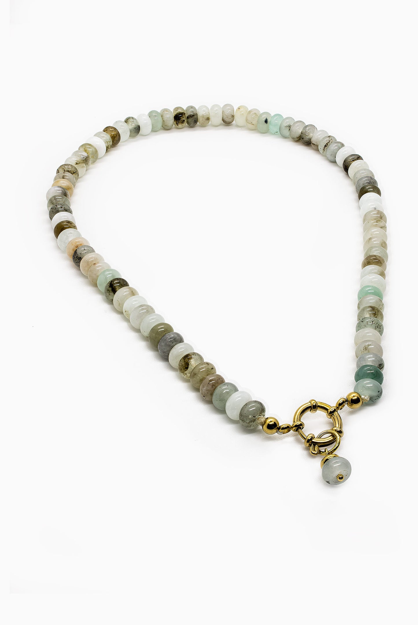 Náhrdelník s jemnými korálky a zlatou povrchovou úpravou