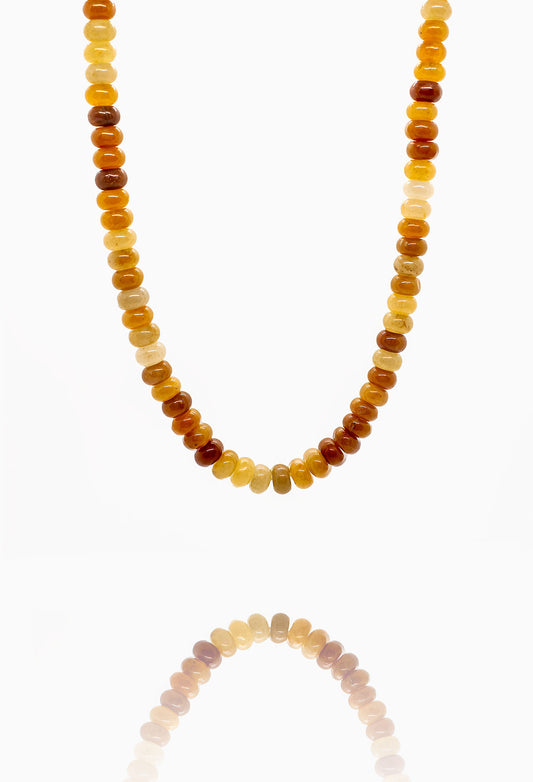 Náhrdelník s jantarově zbarvenými korálky a zlatým zapínáním