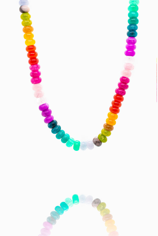 Náhrdelník s barevnými korálky a zlatým zapínáním