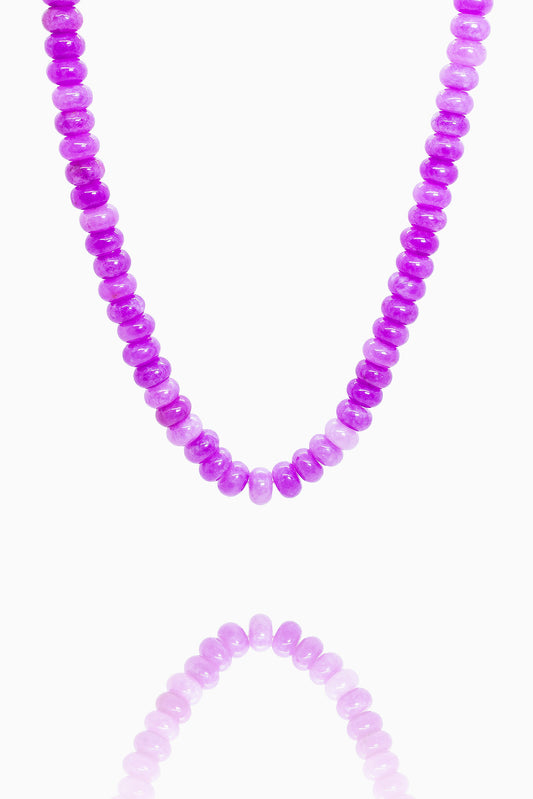 Náhrdelník s fialovými korálky a zlatým zapínáním