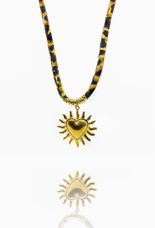 Náhrdelník s textilní šňůrkou a přívěskem zlatého srdce
