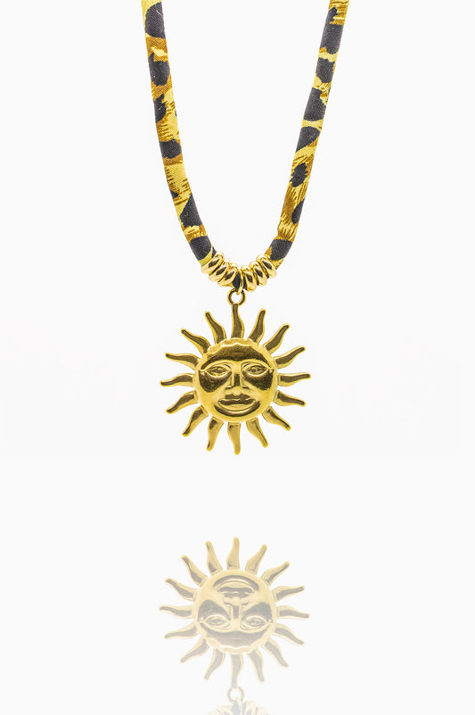 Náhrdelník s textilní šňůrkou a zlatým přívěskem slunce