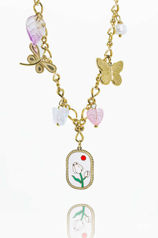 Náhrdelník s květinovým přívěskem z nerezové oceli s motýlími akcenty