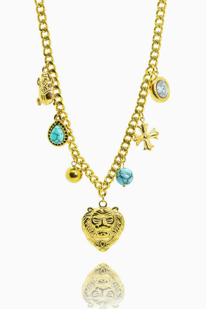 Náhrdelník s lvem a tyrkysovými akcenty a krystalovými detaily