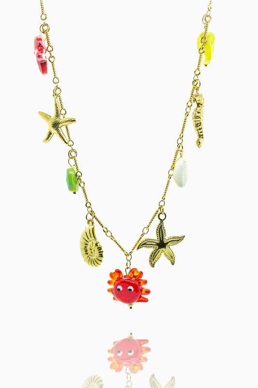Náhrdelník s mořskými přívěsky a barevnými akcenty