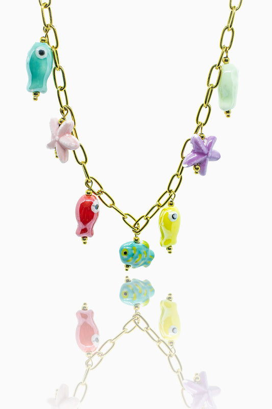 Náhrdelník s barevnými mořskými přívěsky a keramickými rybičkami
