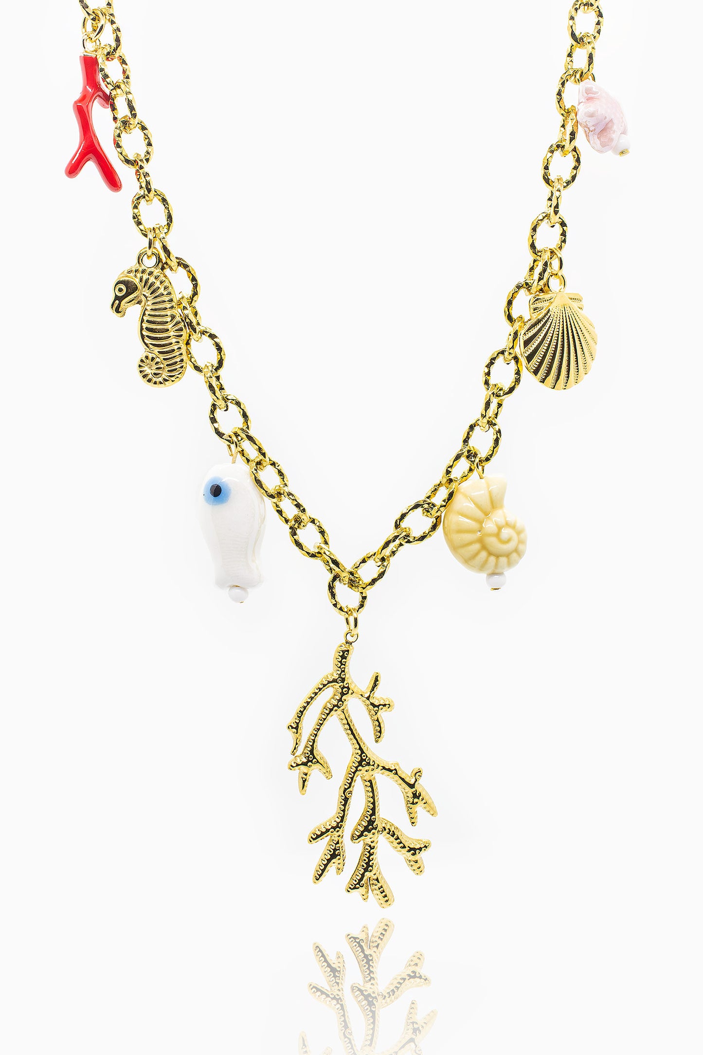 Náhrdelník s mořskými přívěsky a zlatým korálovým detailem