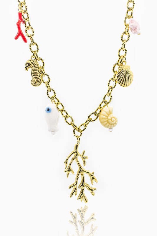 Náhrdelník s mořskými přívěsky a zlatým korálovým detailem