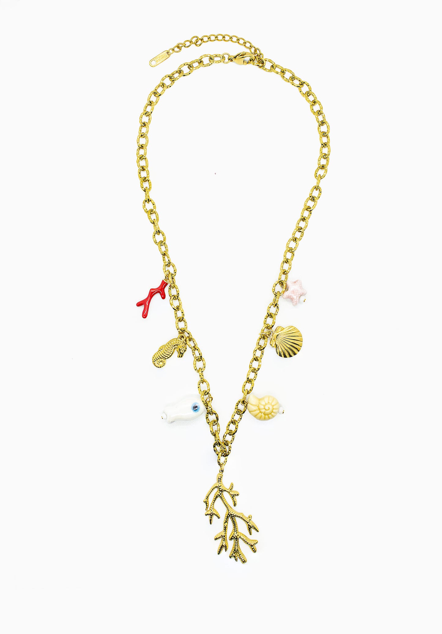 Náhrdelník s mořskými přívěsky a zlatým korálovým detailem