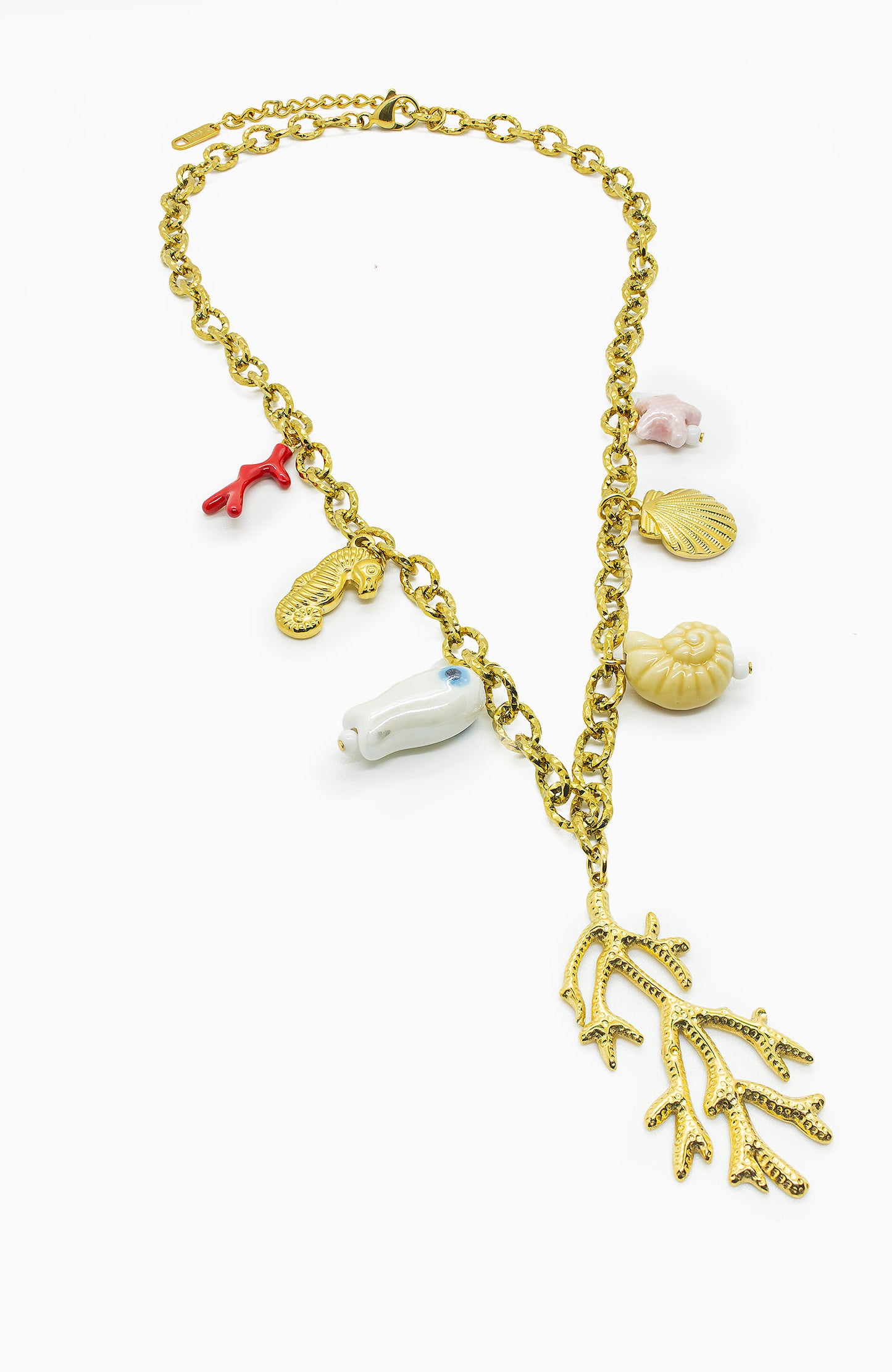 Náhrdelník s mořskými přívěsky a zlatým korálovým detailem